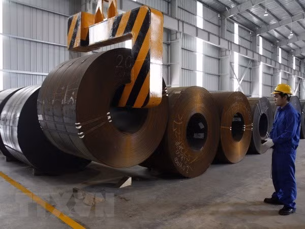 The Ministry of Industry and Trade has decided to maintain safeguard measures for steel billets and steel bars imported from some countries and territories (Photo: VNA)