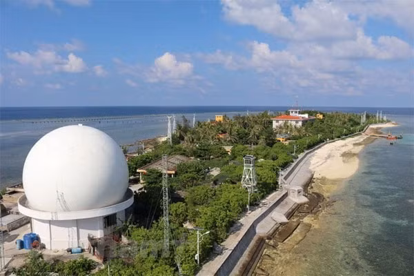 Green trees on Nam Yet Island, one of the greenest of the Spratly Islands. — VNA/VNS Photo Huu Chien