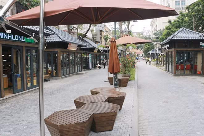 In addition to the book booths, the Book Street also has unique relaxing and reading spaces. In addition to the book booths, the Book Street also has unique relaxing and reading spaces.