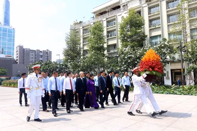 HCM City leaders pay tribute to fallen soldiers in the city on April 26. (Photo: VNA)
