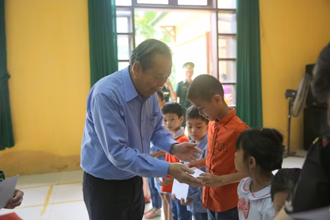 Deputy PM presents gifts to poor students with high academic performance