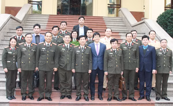 Deputy Minister Nguyen Van Son and participants of the event