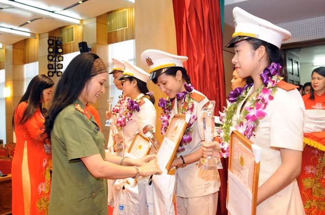 Colonel Nguyen Thuy Quynh, Deputy Editor-in-Chief of the Public Security Newspaper presented gifts of the Newspaper to the 19 outstanding young people Colonel Nguyen Thuy Quynh, Deputy Editor-in-Chief of the Public Security Newspaper presented gifts of the Newspaper to the 19 outstanding young people
