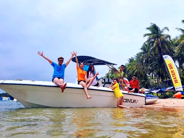 Visitors can enjoy sea sports here, such as scuba-diving, kayaking, parasailing, or canoeing around the island.