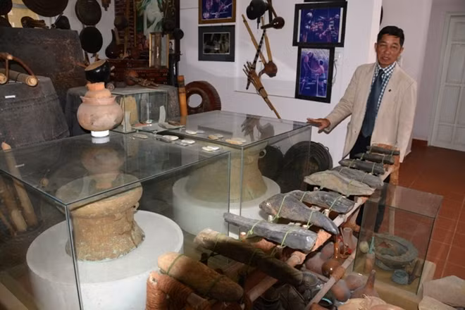 The bronze drums of the Dong Son culture discovered in the Central Highlands are also present in this exhibition area.