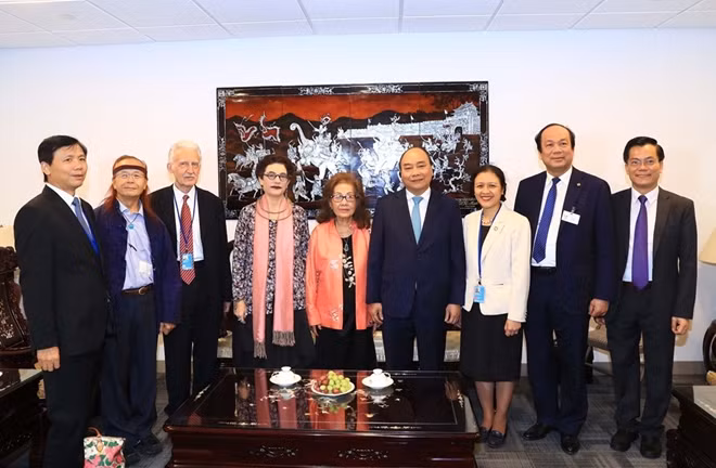 PM Nguyen Xuan Phuc, officials and US friends of Vietnam pose for a photo