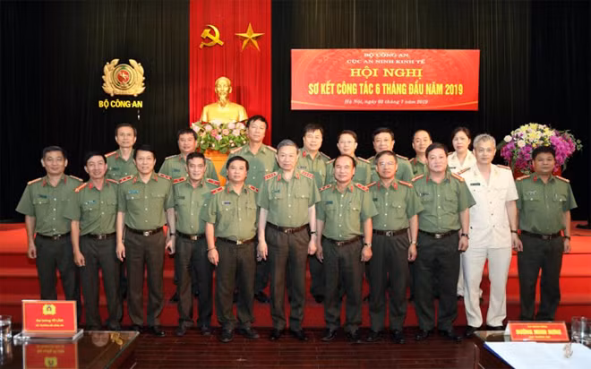 Minister To Lam and other delegates.