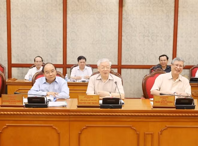 Party General Secretary and President Nguyen Phu Trong (middle) at the meeting (Photo: VNA) Party General Secretary and President Nguyen Phu Trong (middle) at the meeting (Photo: VNA)