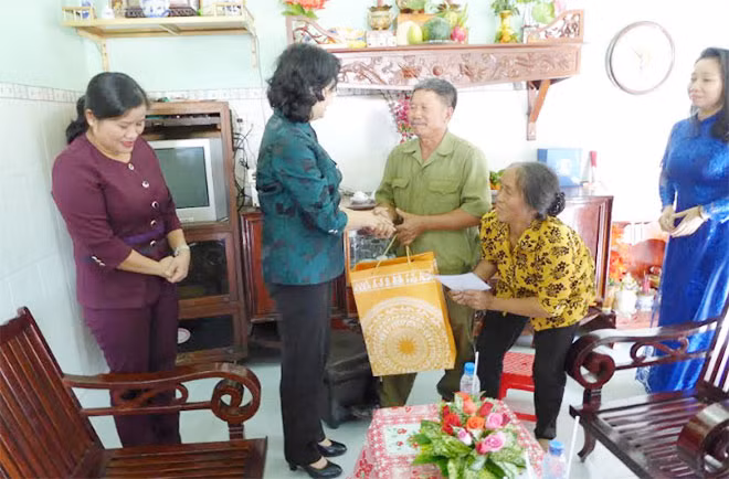 Vice State President visits injured soldier Nguyen Duong Vinh