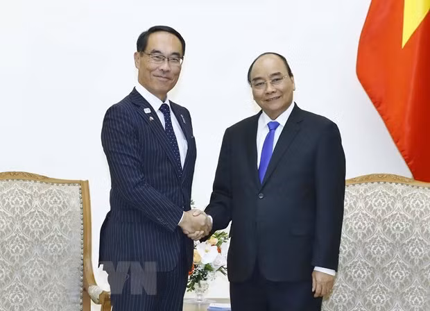 Prime Minister Nguyen Xuan Phuc (R) and Governor of Japan’s Saitama prefecture Motohiro Ono (Source: VNA)