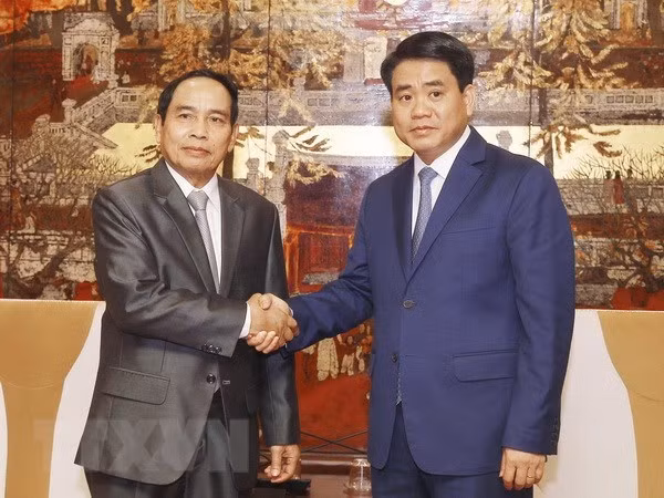 Chairman of the Hanoi People’s Committee Nguyen Duc Chung (R) shakes hands with Lao Deputy Prime Minister and Government Inspector General Buonthong Chitmany (Photo: VNA)