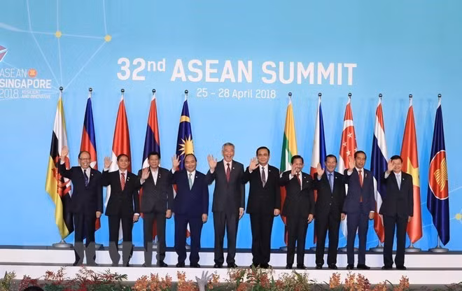 Prime Minister Nguyen Xuan Phuc (the fourth from left) and other ASEAN leaders at the 32nd ASEAN Summit (Source:VNA)