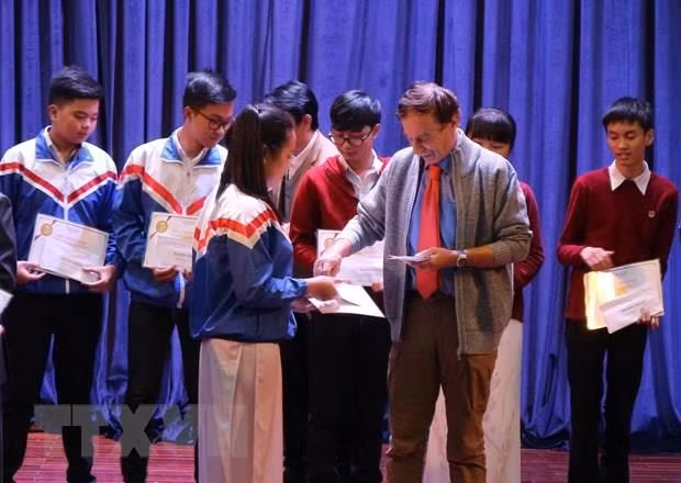 Professor Odon Vallet presents scholarships to Vietnamese students (Photo: VNA)