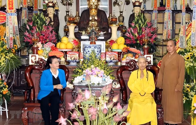National Assembly Chairwoman Nguyen Thi Kim Ngan (L) visits Supreme Patriarch of the Vietnam Buddhist Sangha Most Venerable Thich Pho Tue on May 15 (Photo: VNA)