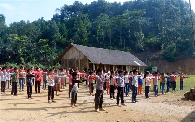Students at Dao Vien Primary School in Yen Son District of the northern mountainous province of Tuyen Quang take part in a morning exercise session. (Photo:VNA) Students at Dao Vien Primary School in Yen Son District of the northern mountainous province of Tuyen Quang take part in a morning exercise session. (Photo:VNA)