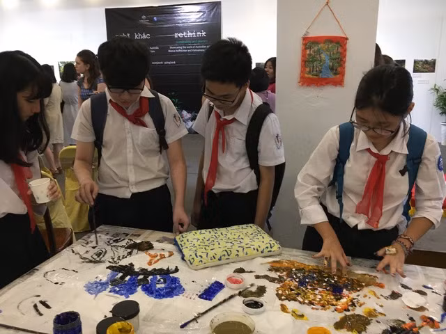Students create their own works at the exhibition Students create their own works at the exhibition