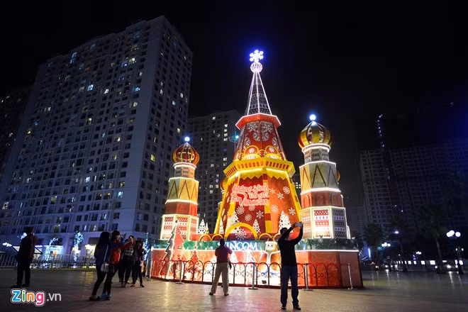 Sparkling Hanoi on the threshold of Christmas ảnh 2