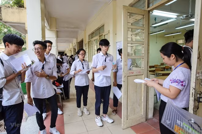 Students begin lining up to get into the examination room (Photo: VNA)