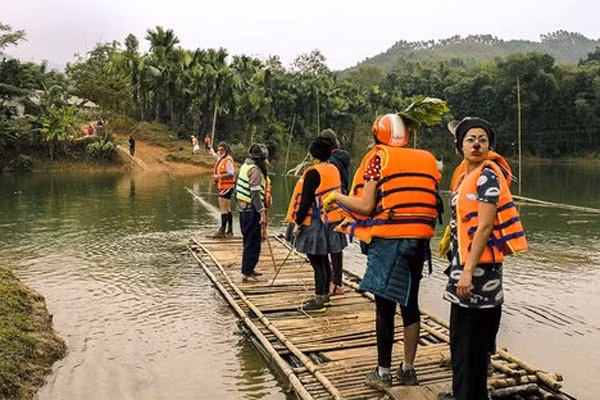 The artists travel on a raft in the northern province of Yen Bai. — Photo courtesy of the company The artists travel on a raft in the northern province of Yen Bai. — Photo courtesy of the company