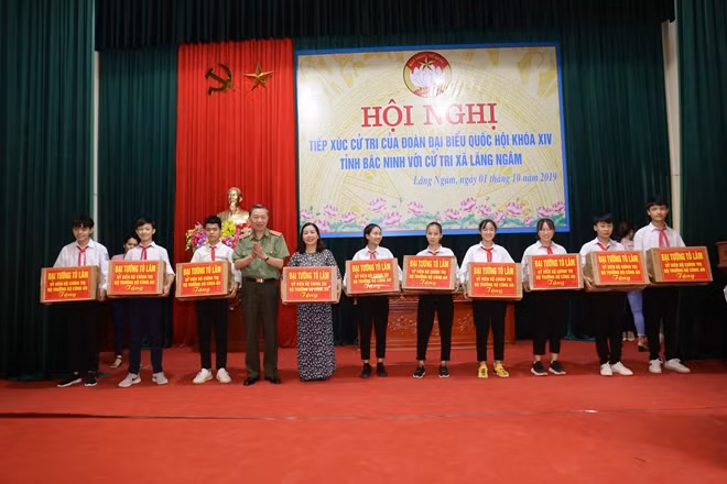 Minister To Lam presents gifts to teachers and students of Lang Ngam Secondary School in Gia Binh district, Bac Ninh province.