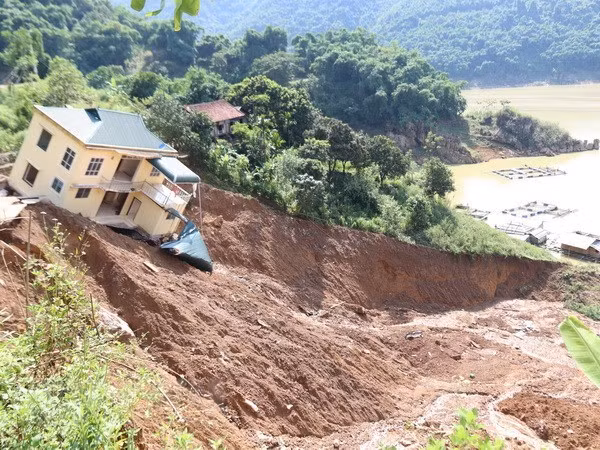 Incessant rain and flood have caused landslide in Tan Thinh ward of Hoa Binh province (Photo: VNA)