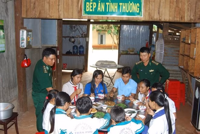 Jrai ethnic students enjoy meal prepared by solders. (Photo: VNA) Jrai ethnic students enjoy meal prepared by solders. (Photo: VNA)