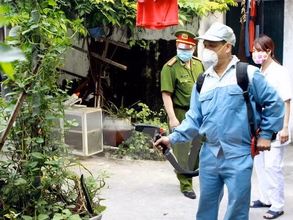 A medical staff sprays chemical to kill mosquito larvae in the inner Hai Ba Trung District of the capital city. — Photo: VNA/VNS A medical staff sprays chemical to kill mosquito larvae in the inner Hai Ba Trung District of the capital city. — Photo: VNA/VNS