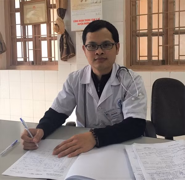 Doctor Nguyen Van Hieu was named one of 10 outstanding young people of Vietnam 2017. — Photo tienphong.vn