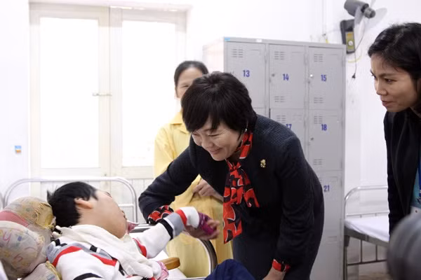 The visit to the Hoa Binh Rehabilitation Centre was a sideline activity of the two- day visit to Vietnam by Japan’s Prime Minister Shinzo Abe, his spouse and a Japanese delegation.