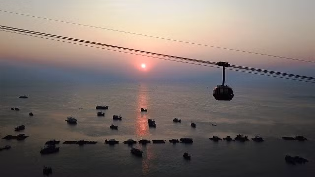 Not many people have the opportunity to enjoy Phu Quoc’s stunning beauty from above as the sun sets.