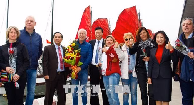 Welcome ceremony was held for foreign tourists arriving in Ha Long City on the first day of 2018 (Photo: VNA)