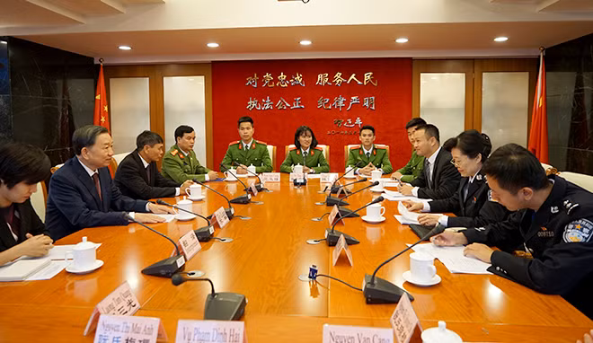 Minister To Lam also paid a visit to the People’s Police University of China and met 10 Vietnamese students from the People’s Police Academy of Vietnam. Minister To Lam also paid a visit to the People’s Police University of China and met 10 Vietnamese students from the People’s Police Academy of Vietnam.