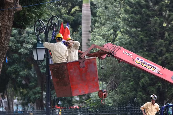(In picture) Preparations for the summit carried out in streets near Hoan Kiem Lake. Streetlights are being decorated.