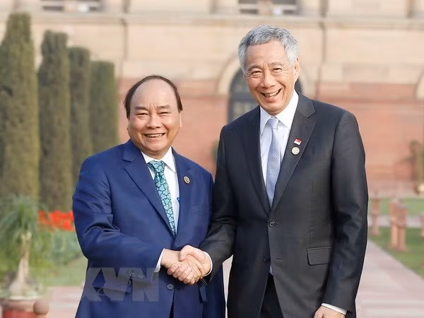 Prime Minister Nguyen Xuan Phuc (L) shakes hands with Singaporean PM Lee Hsien Loong (Photo: VNA) Prime Minister Nguyen Xuan Phuc (L) shakes hands with Singaporean PM Lee Hsien Loong (Photo: VNA)
