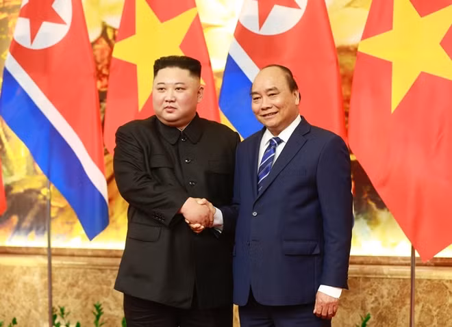 Prime Minister Nguyen Xuan Phuc (L) and DPRK Chairman Kim Jong-un at the meeting, March 1