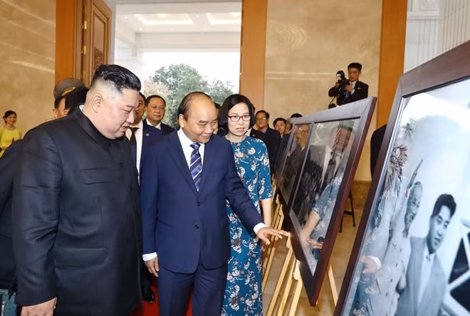 Prime Minister Nguyen Xuan Phuc introduces Chairman Kim Jong-un to photos on bilateral relations since the two countries set up diplomatic ties in 1950