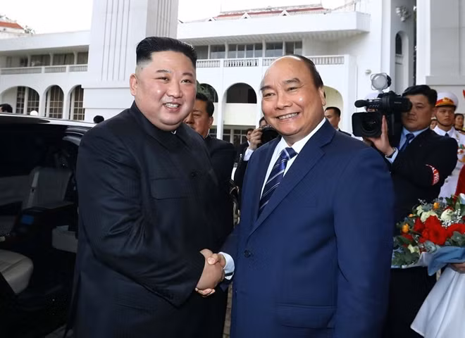 Prime Minister Nguyen Xuan Phuc welcomes DPRK Chairman Kim Jong-un in Hanoi, March 1