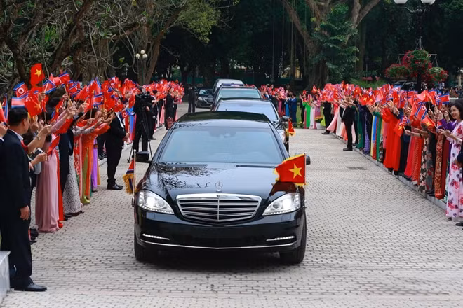 Prime Minister Nguyen Xuan Phuc hosts a reception for DPRK Chairman Kim Jong-un in Hanoi, March 1.