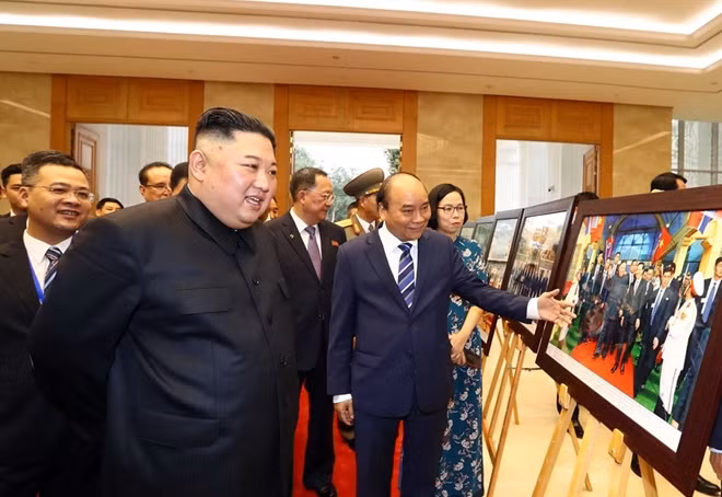 Prime Minister Nguyen Xuan Phuc introduces Chairman Kim Jong-un to photos on bilateral relations since the two countries set up diplomatic ties in 1950
