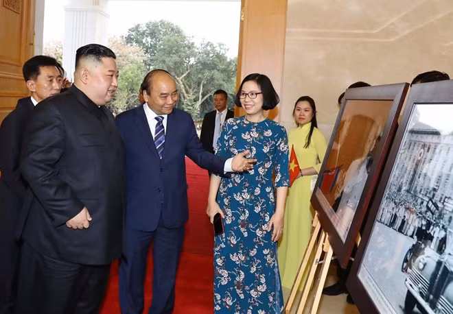 Before their meeting, Prime Minister Nguyen Xuan Phuc and Chairman Kim Jong-un visit an exhibition of photos on the Vietnam-DPRK ties taken by Vietnam News Agency correspondents