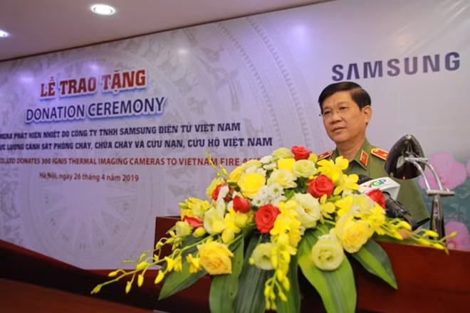 Deputy Minister Nguyen Van Son hopes recipients units will use the new equipment effectively.