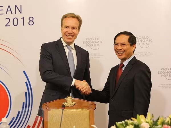 Deputy Minister of Foreign Affairs Bui Thanh Son (R), head of the organising committee for WEF ASEAN 2018, and WEF President Borge Brende at a press conference on June 27. (Photo: VNA) Deputy Minister of Foreign Affairs Bui Thanh Son (R), head of the organising committee for WEF ASEAN 2018, and WEF President Borge Brende at a press conference on June 27. (Photo: VNA)
