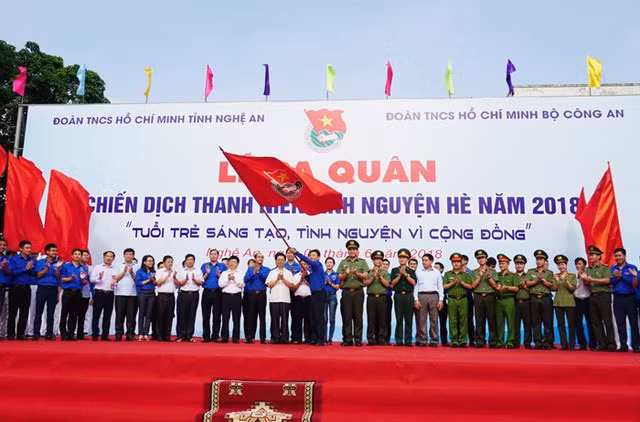 At the launching ceremony of the 2018 summer volunteer campaign (Photo: dantri.com.vn) At the launching ceremony of the 2018 summer volunteer campaign (Photo: dantri.com.vn)