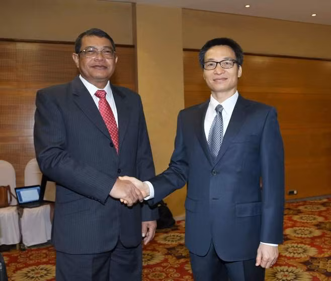 Deputy PM Vu Duc Dam and Mr. Ke Kim Yan (L)