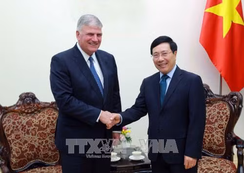 Deputy Prime Minister and Foreign Minister Pham Binh Minh hosted a reception for visiting President and CEO of the Samaritan’s Purse International Relief
