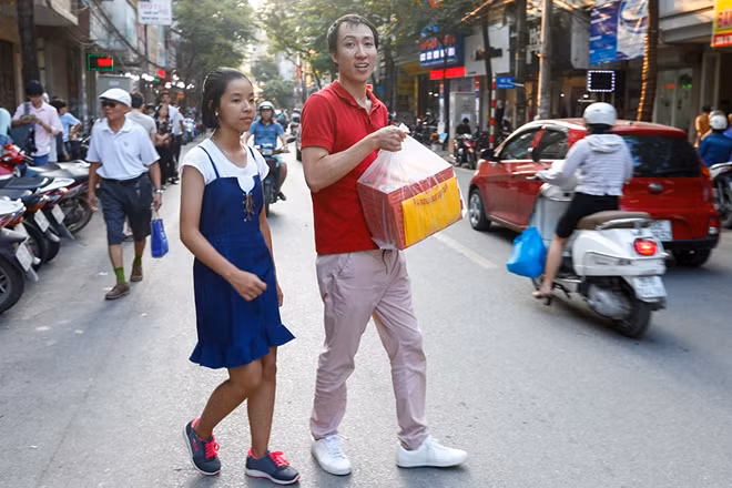 Bao Phuong bakery, located at 183 Thuy Khue, is well-known for its mid-autumn cakes with traditional tastes. Sometimes, people have to spend half a day to get some cakes. In recent years, Hanoians tended to return to traditional mid-autumn cakes with typical flavors.