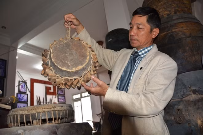 Tam said, he has collected over 30,000 cultural and spiritual artifacts of the ethnic minorities in the Central Highlands. In addition to his exhibition at home that can meet demands of students and researchers, Tam also sent parts of his huge collection to exhibitions in various places.