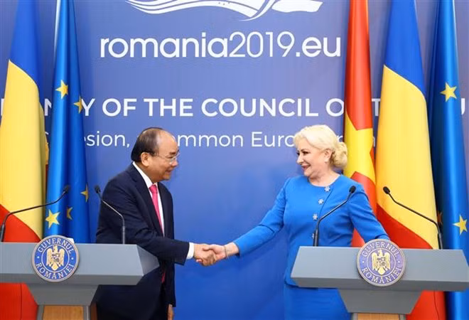 Prime Minister Nguyen Xuan Phuc holds a joint press conference with his host PM Viorica Dancila on April 15.(Photo: VNA) Prime Minister Nguyen Xuan Phuc holds a joint press conference with his host PM Viorica Dancila on April 15.(Photo: VNA)