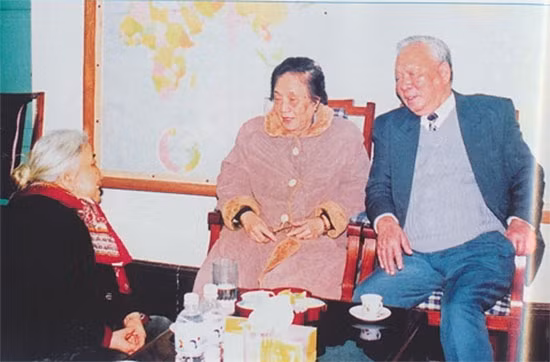 Former Vice State President Nguyen Thi Binh visited and extended birthday wishes to General Le Duc Anh and his wife. Former Vice State President Nguyen Thi Binh visited and extended birthday wishes to General Le Duc Anh and his wife.