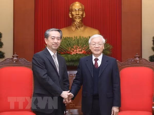 Party General Secretary and President Nguyen Phu Trong (R) welcomes Chinese Ambassador to Vietnam Xiong Bo at the meeting on January 21 (Photo: VNA)